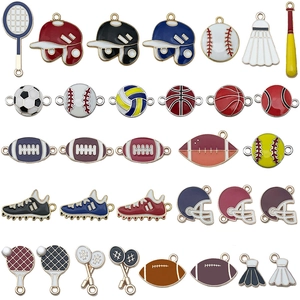 Mélange de breloques sportives colorées comme le football et le basket pour bijoux DIY