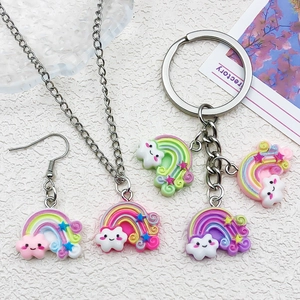 Vue à plat d'un ensemble de pendentifs arc-en-ciel avec boucles d'oreilles et collier