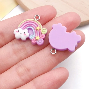 Détail du pendentif arc-en-ciel en résine avec nuage souriant et dos violet pour bijoux