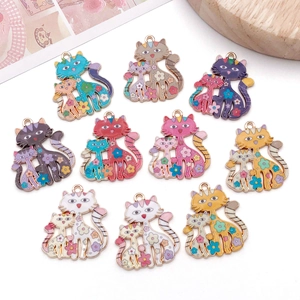 Détail macro de neuf breloques chat colorées en émail avec motifs de fleurs pour bijoux