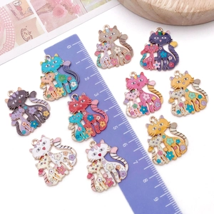 Détail de pendentifs chats émaillés aux motifs floraux pour bijoux DIY et porte-clés