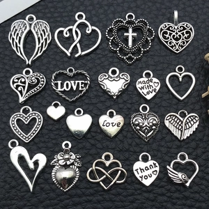 Dettaglio dei ciondoli vintage in argento a forma di cuore per gioielli fai da te