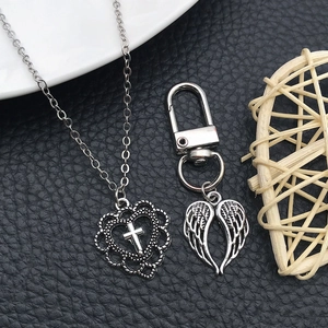 Collana con croce a cuore traforato argento vintage e portachiavi ala d'angelo su pelle nera