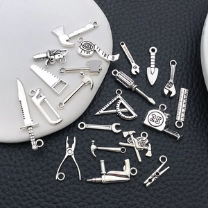 Vue détaillée de mini pendentifs en alliage d'argent en forme d'outils pour bijoux DIY