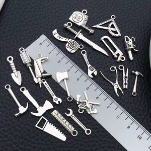 Lot de breloques outils miniatures en alliage avec scie et hache pour bijoux DIY créatifs