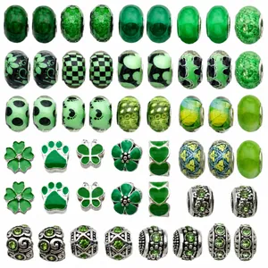 Ensemble de perles en résine verte avec motifs de trèfle pour création de bijoux
