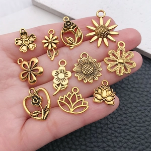 Sortierte goldene Vintage-Blumenanhänger inklusive Rosen und Sonnenblumen für DIY-Schmuck