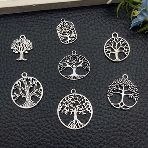 Detalle de siete colgantes árbol de la vida plata antigua para creación de joyería