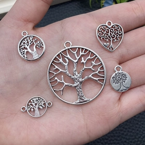 Colgantes de árbol de la vida en plata antigua para joyería DIY sostenidos en la mano