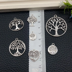 Vista detallada de dijes árbol de la vida plata antigua para bisutería DIY con regla