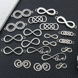 Detail von Unendlichkeitssymbol-Anhängern und Verbindern aus Silber auf schwarzem Leder