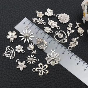 Ciondoli a fiore in lega d'argento con righello per riferimento dimensioni gioielli DIY