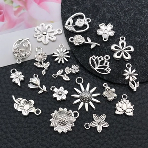Vari ciondoli floreali in lega d'argento come girasole e loto per creazione gioielli DIY