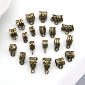 Détail macro de diverses perles d'espacement en alliage de bronze antique aux motifs vintage
