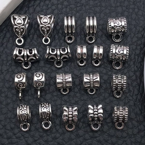 Vue détaillée des bélières et connecteurs de pendentifs en argent vieilli pour bijoux