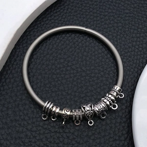 Détail d'un bracelet en alliage argenté avec perles gravées et boucles pour bijoux DIY