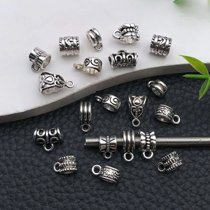 Détails macro des bélières de pendentifs en alliage argenté antique pour bijoux DIY
