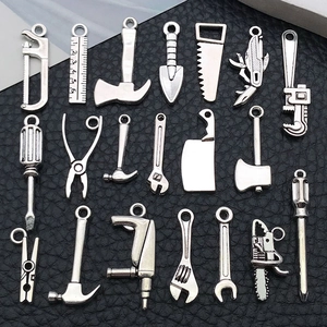 Détail de 20 pendentifs outils en alliage argenté vintage sur cuir noir pour bijoux DIY