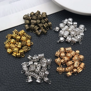 Détail de perles d'espacement en métal de style vintage sur fond en cuir noir pour bijoux DIY