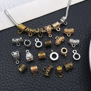 Kit bijoux DIY avec perles d'espacement et breloques sur une chaîne de style serpent