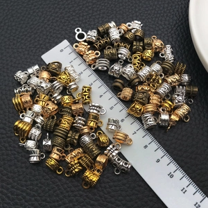 Gros plan détaillé de perles d'espacement en métal avec motifs vintage sur cuir noir