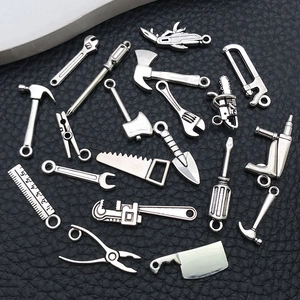 Lot de pendentifs mini-outils en alliage argent vintage avec marteau et clé