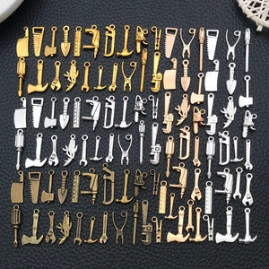 DIY μενταγιόν σε σχήματα εργαλείων όπως σφυριά και χάρακες σε χρυσό και ασημί χρώμα