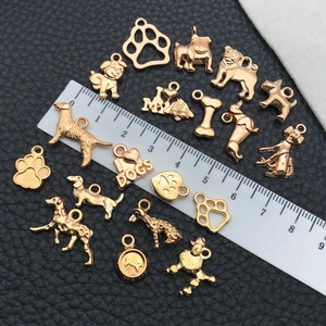 Pendentifs animaux en alliage or rose avec motifs d'os et de pattes de chien sur cuir noir