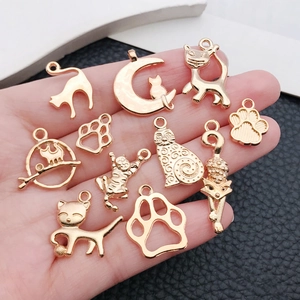 Lot de breloques chat dorées pour bijoux DIY comprenant des pattes et des chats lune