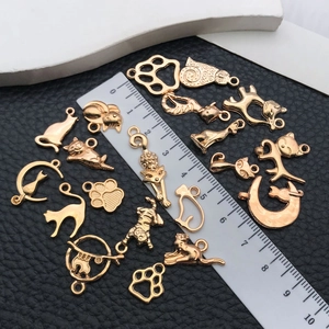 Kit breloques chat doré pour bijoux DIY avec petits animaux en métal sur cuir noir