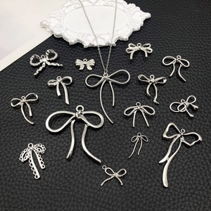 Colección de colgantes de lazos plateados en cuero negro para creación de joyas