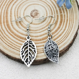 Boucles d'oreilles vintage en forme de feuille avec motifs floraux et design ajouré