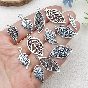 Lot de pendentifs feuilles argentées rétro pour création de bijoux DIY en vue à plat