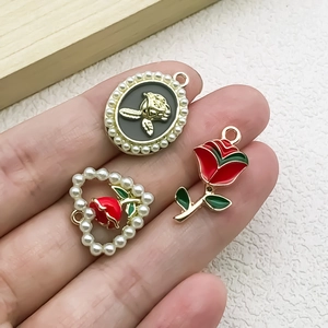 Set di ciondoli a rosa con perle e smalto rosso in lega dorata per gioielli fai-da-te