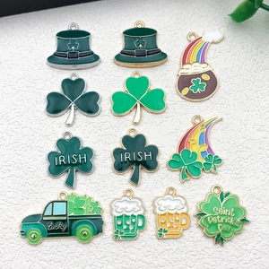 Détails des breloques émaillées Saint-Patrick avec trèfles, arcs-en-ciel et pots de bière