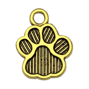 Détail macro d'un pendentif empreinte de patte doré avec rayures pour bijoux DIY