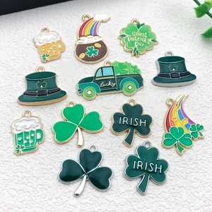 Vue détaillée de breloques en émail pour la Saint-Patrick avec trèfles et pots d'or
