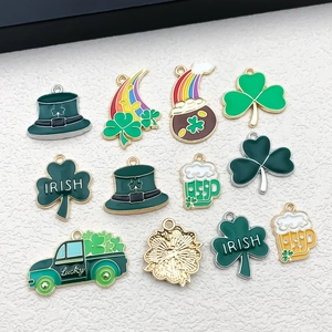 Détail des breloques émaillées de la Saint-Patrick avec trèfles et tasses de bière