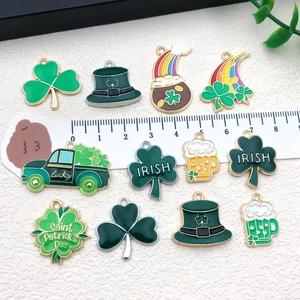 Lot de 11 breloques émaillées Saint-Patrick avec trèfles et outil de mesure