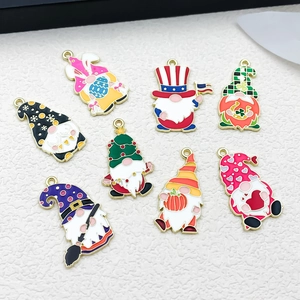 Detail van kleurrijke emaille kabouterhangers voor DIY kerst- en feestelijke sieraden