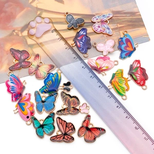 Pendentifs papillon colorés en émail pour la création de bijoux avec finition dorée