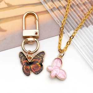 Détails des pendentifs papillons et porte-clés en émail rose et métal doré