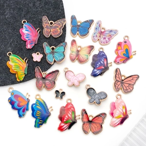 Vue détaillée de pendentifs papillons en émail coloré pour la création de bijoux DIY
