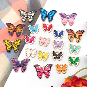 Detaillierte Sammlung von 19 bunten Schmetterlingsanhängern für DIY Schmuck und Basteln