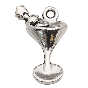 Dettaglio di un ciondolo a forma di bicchiere da cocktail per gioielli fai da te