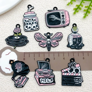 Halloween Emaille-Anhänger Set in Pink und Schwarz mit Totenkopf-Motiven für DIY-Schmuck