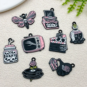 Set aus 8 pink-schwarzen Gothic Halloween Anhängern mit Totenköpfen, Schmetterling und Motiven