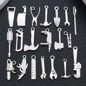 Breloques d'Outils de Quincaillerie en Miniature Alliage Marteau Clé Scie Pince Règle pour Fabrication de Bijoux DIY