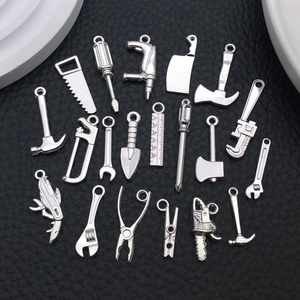 Assortiment détaillé de breloques d'outils en alliage argenté pour la création de bijoux