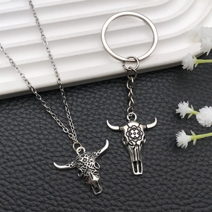 Détail de l'ensemble pendentif tête de taureau vintage argenté avec gravures bohèmes et chaîne